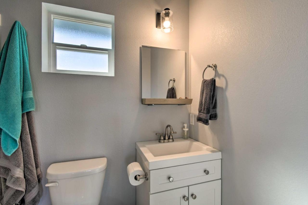 Canal Cottage Retreat With Dock And Waterfront Views Ocean Shores Extérieur photo