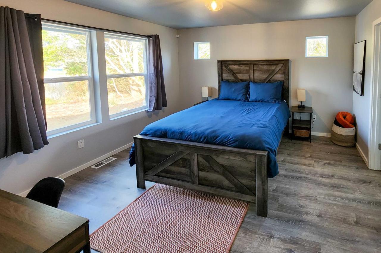 Canal Cottage Retreat With Dock And Waterfront Views Ocean Shores Extérieur photo