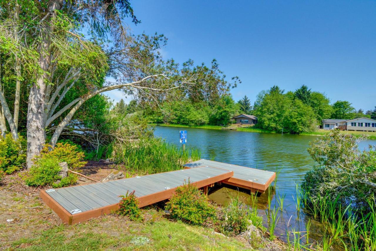 Canal Cottage Retreat With Dock And Waterfront Views Ocean Shores Extérieur photo