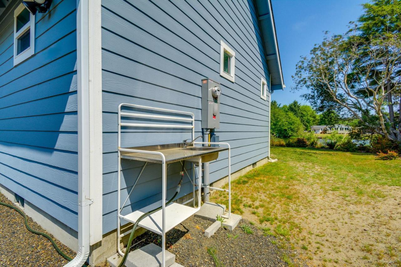 Canal Cottage Retreat With Dock And Waterfront Views Ocean Shores Extérieur photo